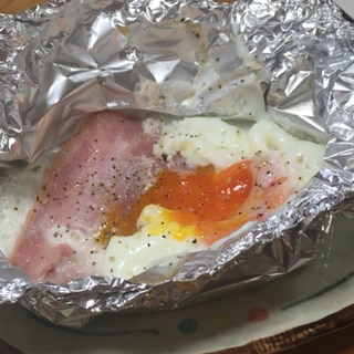 卵とベーコンのホイル焼き